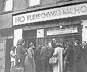 Warteschlange vor einem HO-Laden in den 50er Jahren Warteschlange vor einem HO-Laden in den 50er Jahren